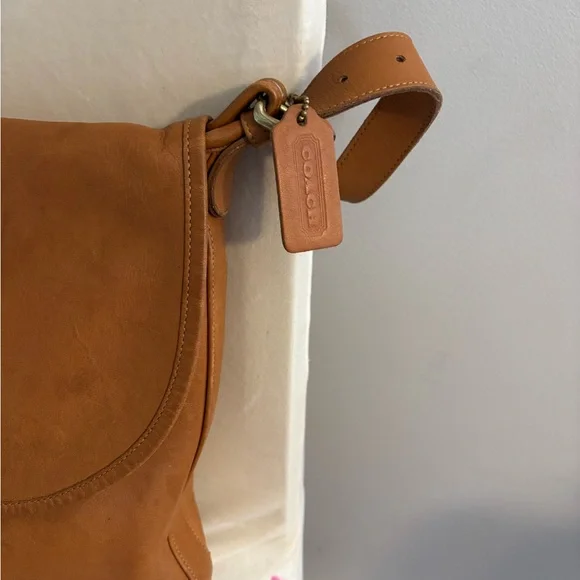 Coach Tan Leather Shoulder Bag with Adjustable Strap - Picture 3 of 9